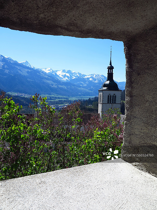 瑞士阿尔卑斯山和格吕耶尔一座教堂的钟楼图片素材
