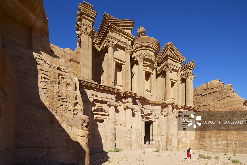 情侣在约旦佩特拉修道院前自拍图片素材