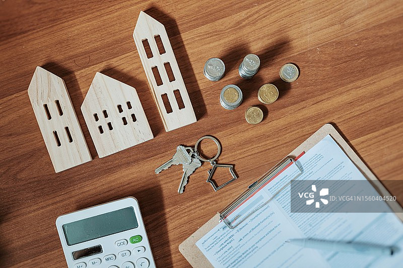 家庭储蓄、房屋销售、金钱与房屋商业金融概念图片素材
