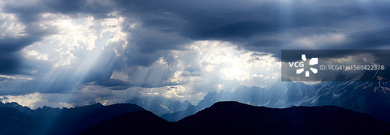 多山地区的暴风雨天空图片素材