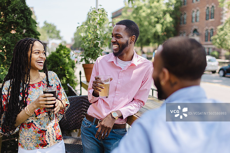 下班后同事在酒吧喝啤酒图片素材