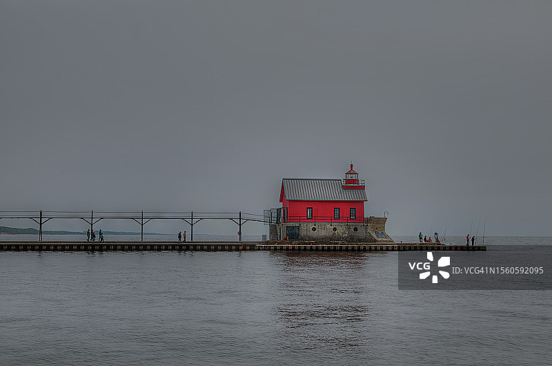 在南码头雾号大楼旁钓鱼图片素材