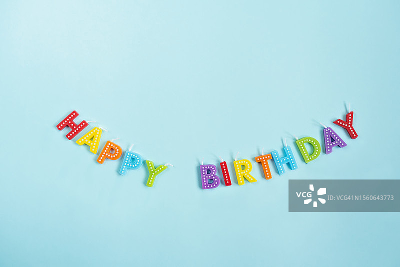 生日快乐蓝色背景，丰富多彩的庆祝概念图片素材
