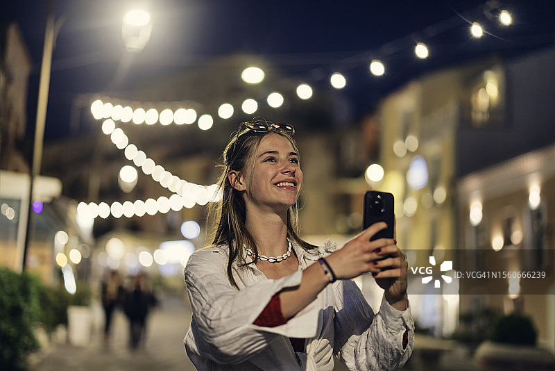少女在春夜欣赏意大利小镇风光图片素材