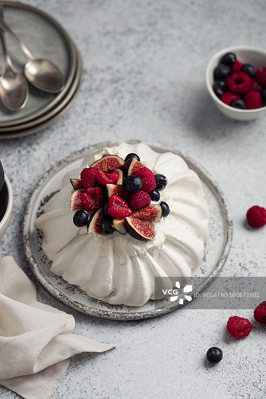 自制奶油蛋白甜饼，配尚蒂伊奶油、覆盆子、蓝莓和无花果图片素材