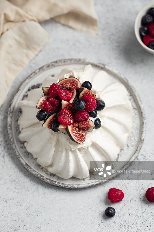 自制奶油蛋白甜饼，配尚蒂伊奶油、覆盆子、蓝莓和无花果图片素材