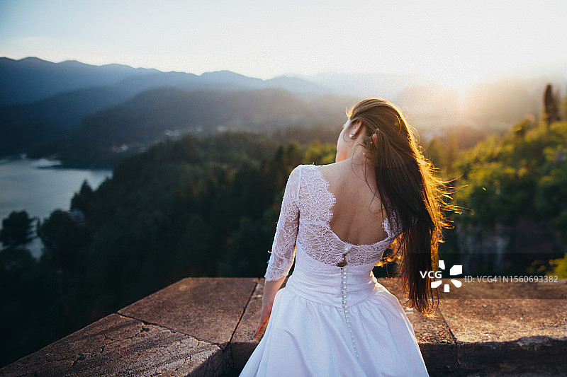 在古老城堡里优雅的年轻新娘图片素材