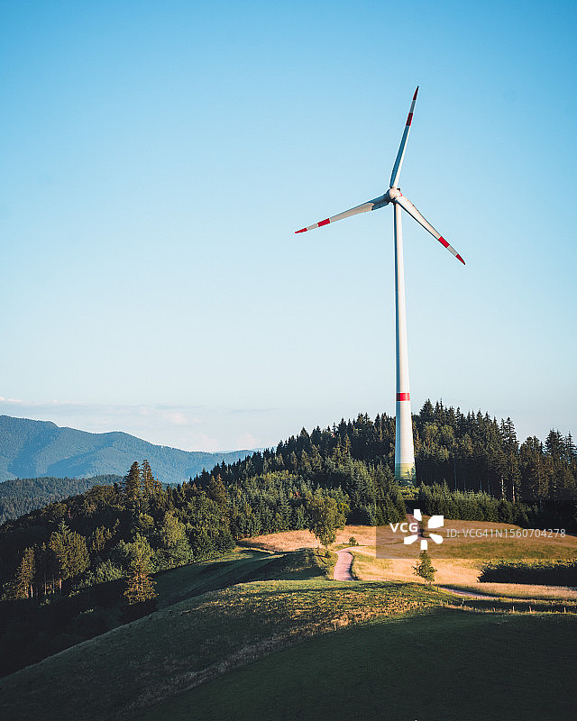 德国天空下田野上的风力涡轮机景色图片素材