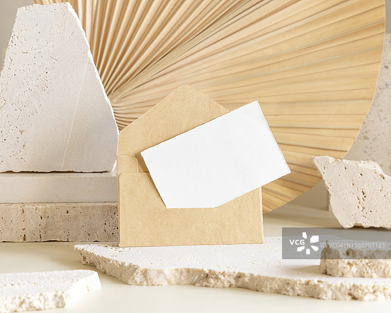 白色桌子上米色石头旁空白卡片和信封特写，意大利布林迪西图片素材