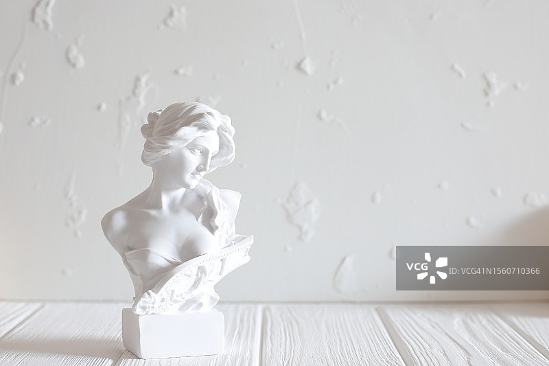 特写：西班牙白色桌子上古希腊女神大理石头像图片素材