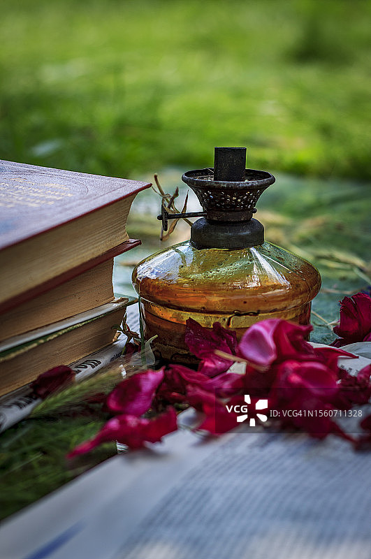 草坪上的花朵、书籍和油灯特写，乌克兰图片素材