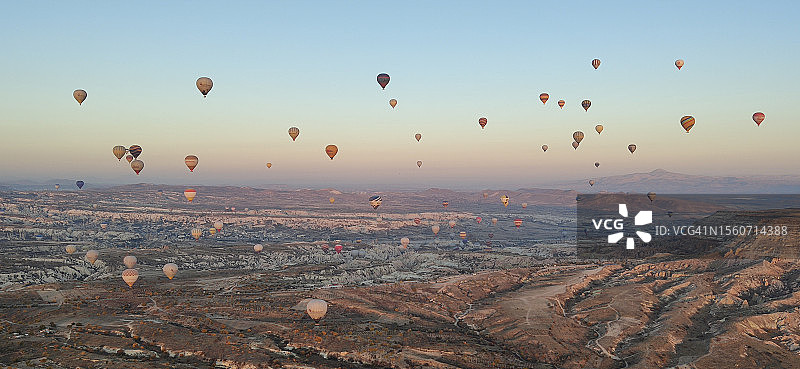 浪漫的热气球飞越天空景观图片素材