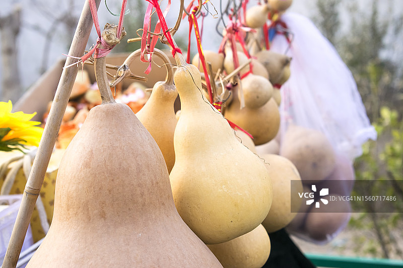 葫芦装饰品在市场摊位上出售特写图片素材