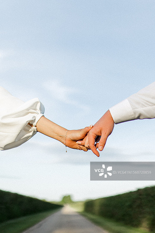 情侣牵手仰望天空（美国）图片素材