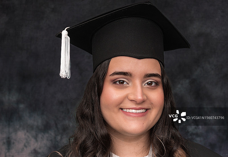戴着学位帽微笑的毕业女孩，厄瓜多尔图片素材