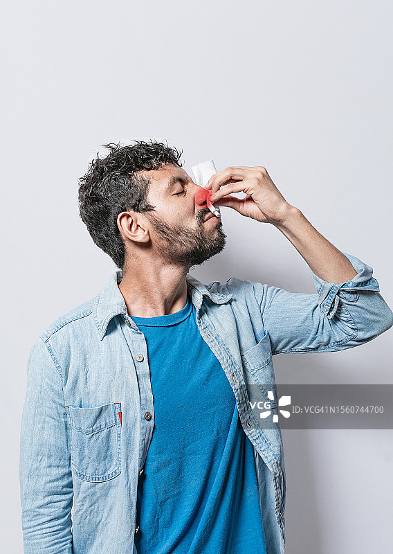 马那瓜，尼加拉瓜：一名患有鼻塞的男子触摸鼻子图片素材