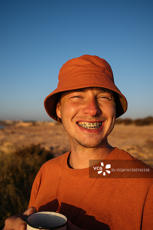 戴着牙套的微笑男人的特写肖像图片素材