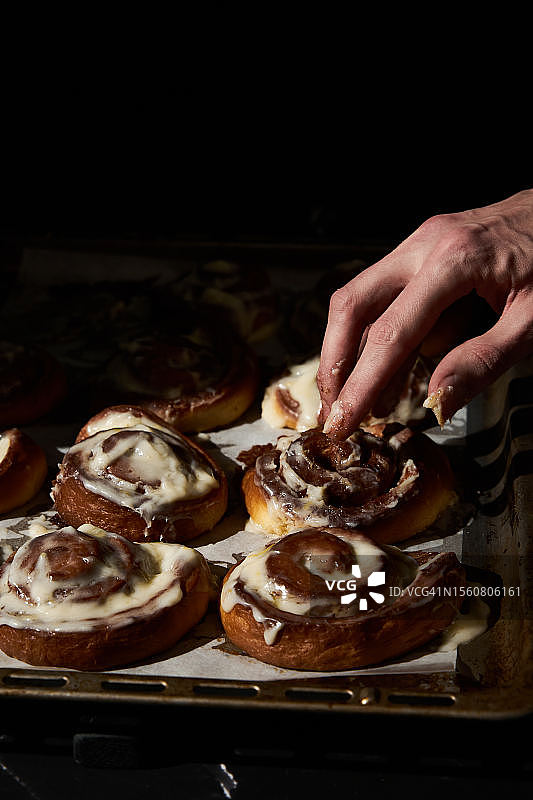 手持甜食的特写照片，黑色背景图片素材