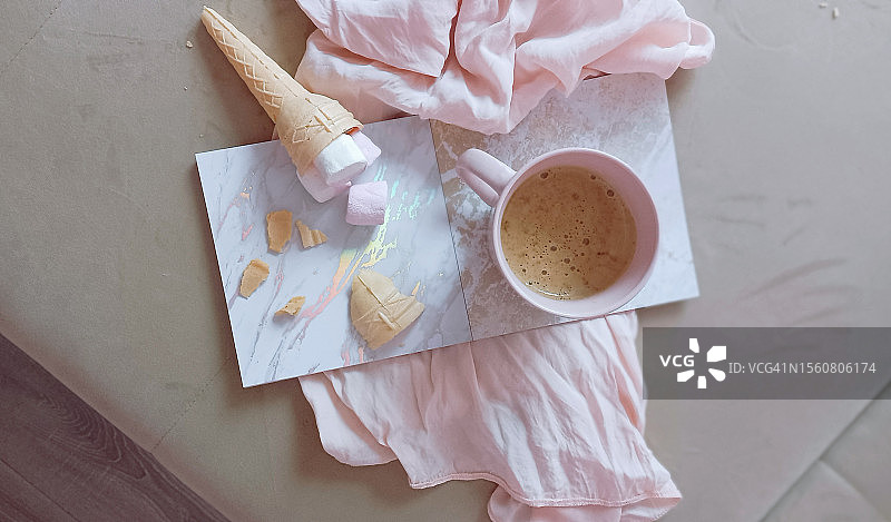 俯视角度拍摄的咖啡与甜点（波兰凯尔采）图片素材