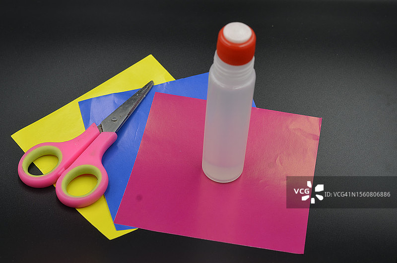 彩色纸片剪刀胶水图片素材