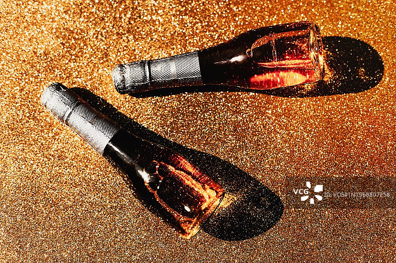 桌子上葡萄酒瓶俯视图片素材