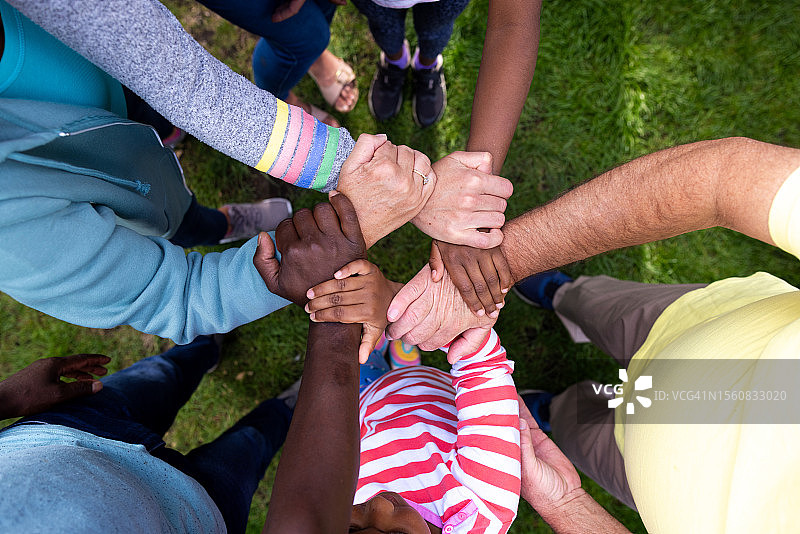 多代同堂家庭站在一起，手挽着手图片素材