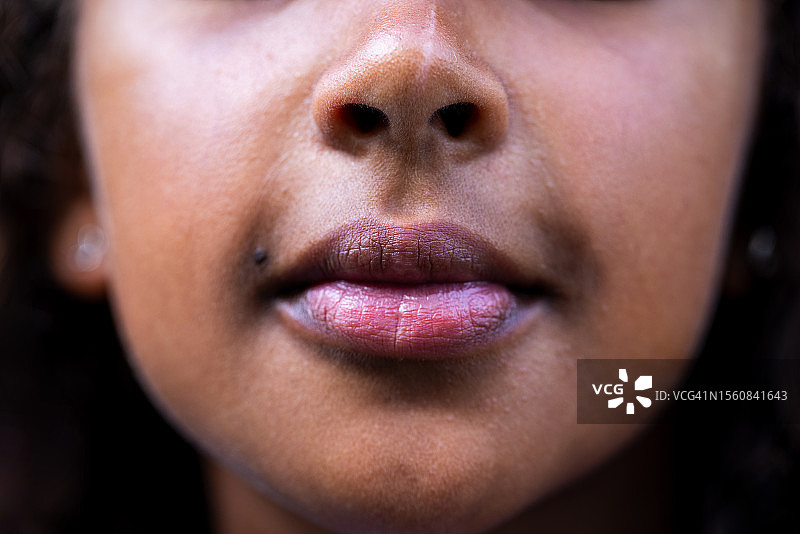 年轻女性嘴部特写图片素材