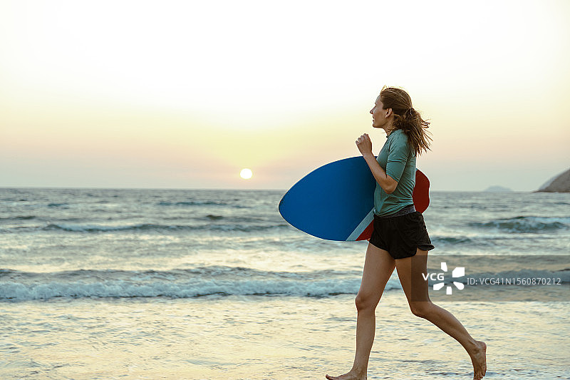 海滩的清晨图片素材