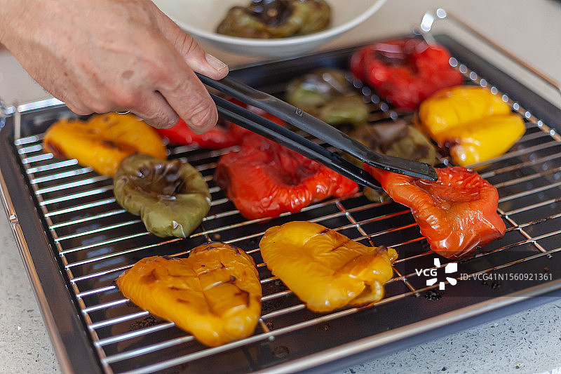 烤箱架上的烤辣椒图片素材