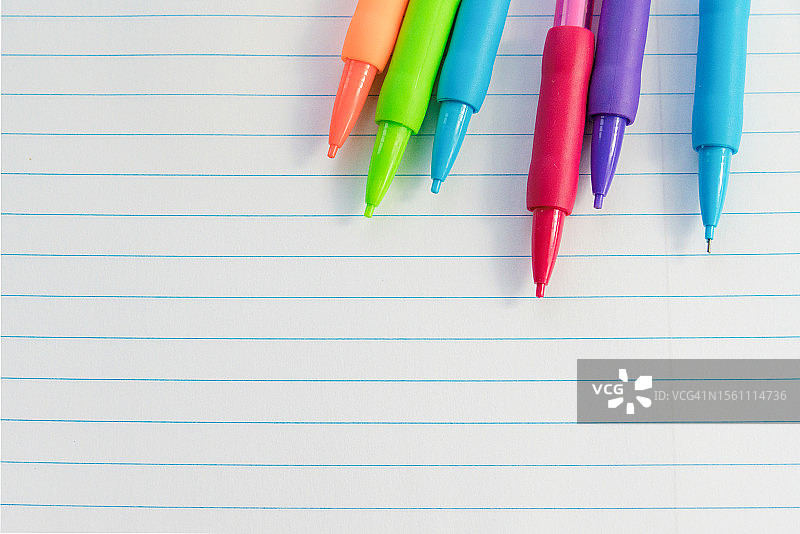 返校季彩色笔在横格纸上扁平风格图片素材