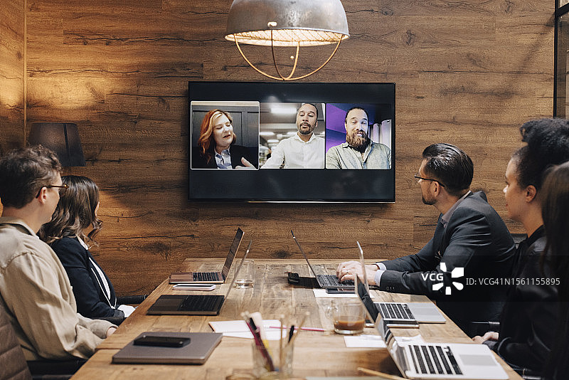多种族同事在会议室通过视频会议规划策略图片素材