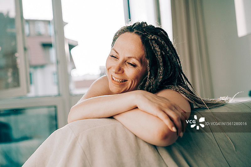 坐在沙发上的女人肖像图片素材