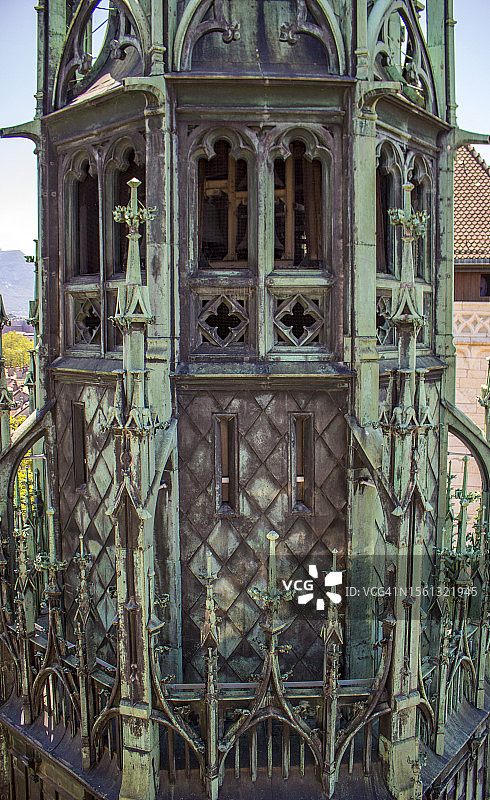 瑞士圣皮埃尔大教堂尖顶和日内瓦老城区屋顶图片素材