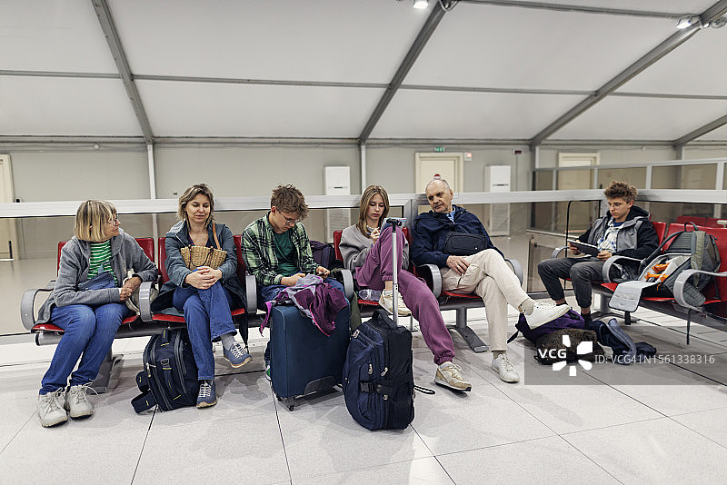 多代同堂家庭在机场候机图片素材