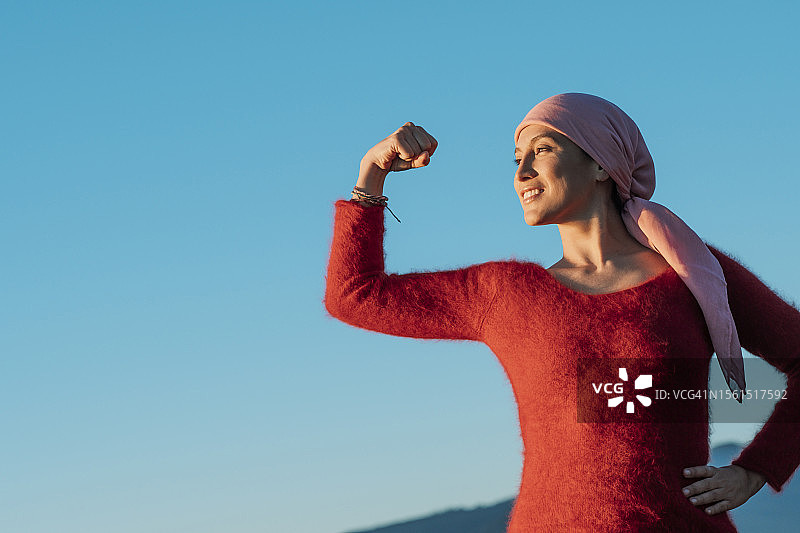 对抗乳腺癌，展示力量的健康女人图片素材