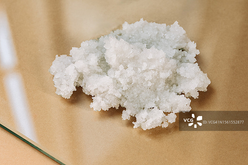 米色背景上的盐或糖身体磨砂膏图片素材