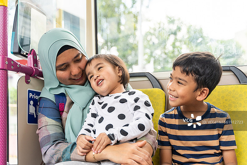 城市公交车上的母子肖像图片素材