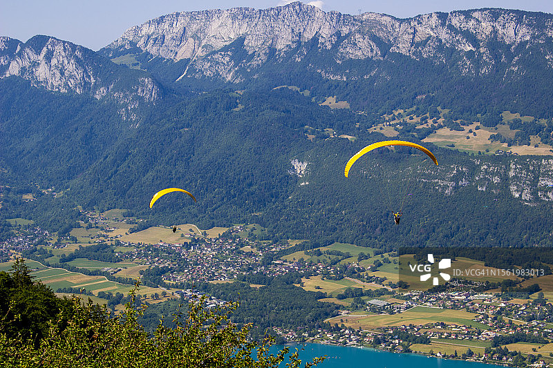 法国塔卢瓦尔-蒙明拍摄的滑翔伞图片素材