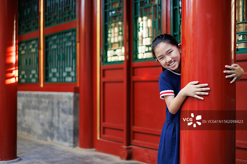 在中国古典风格建筑中的小女孩图片素材