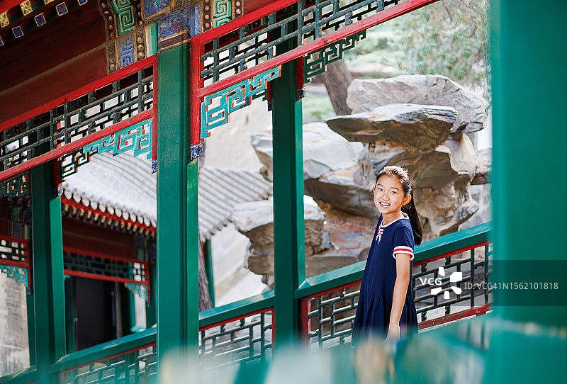 在中国传统长廊台阶上的小女孩图片素材