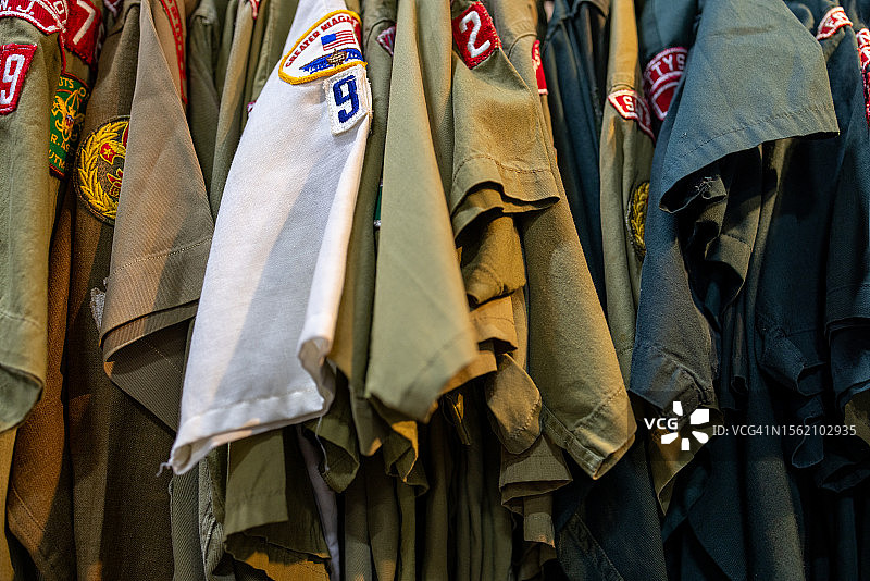 古董跳蚤市场的复古童军衬衫图片素材