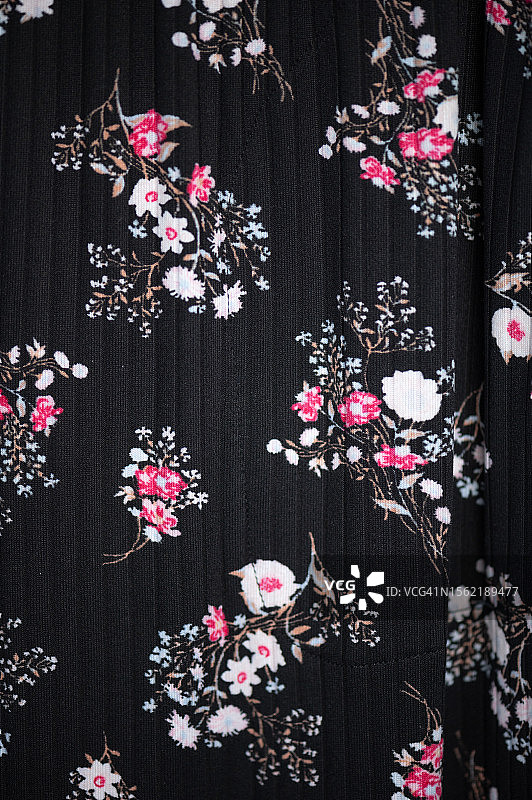 永恒优雅：花卉图案面料黑色背景图片素材