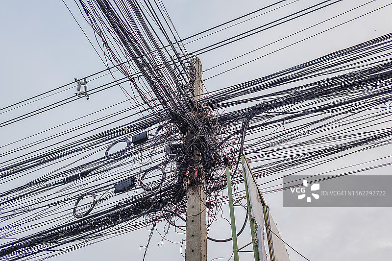 缠绕的电气和通信电缆图片素材