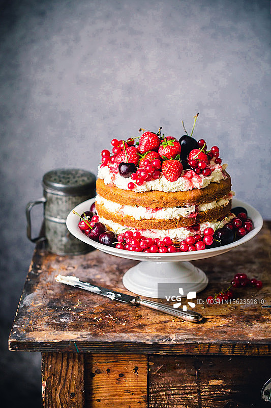 烤草莓蛋糕配多汁水果和甜糖霜图片素材