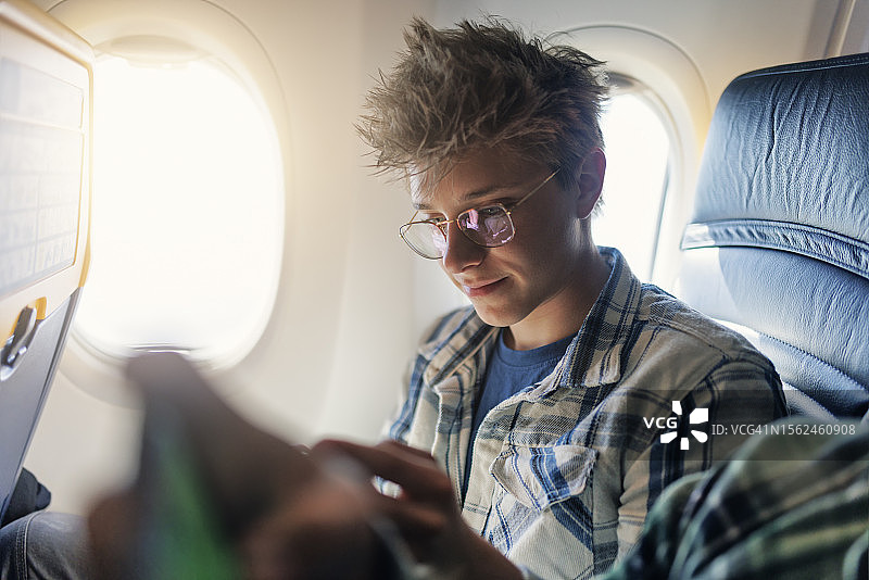 青少年男孩乘飞机旅行图片素材