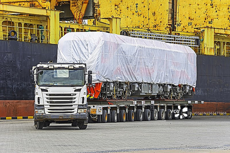 重型机械货物卡车装载新机车图片素材