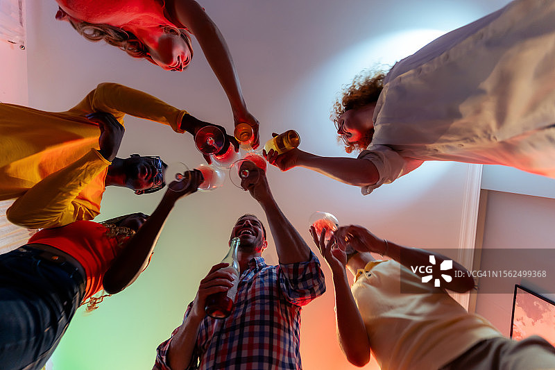 朋友们在庆祝时敬酒图片素材