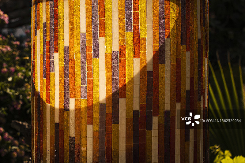 阳光照射下的彩色室内装饰细节图片素材