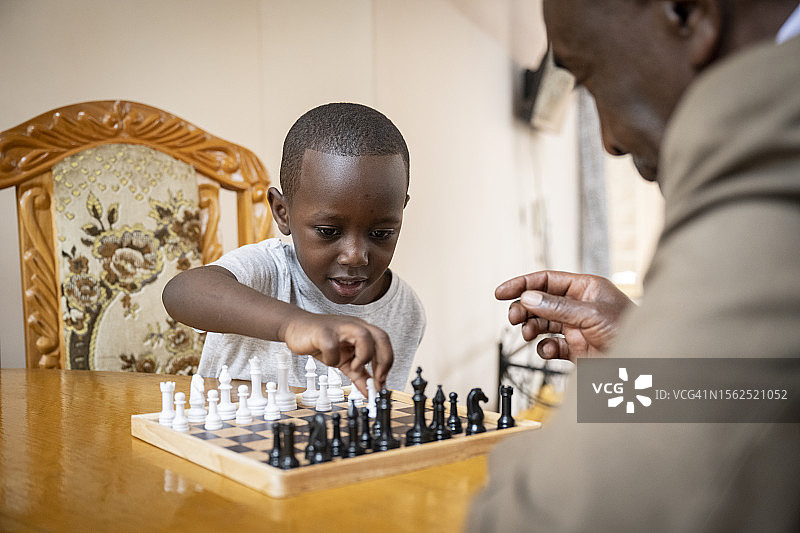 黑人男孩与祖父下棋图片素材