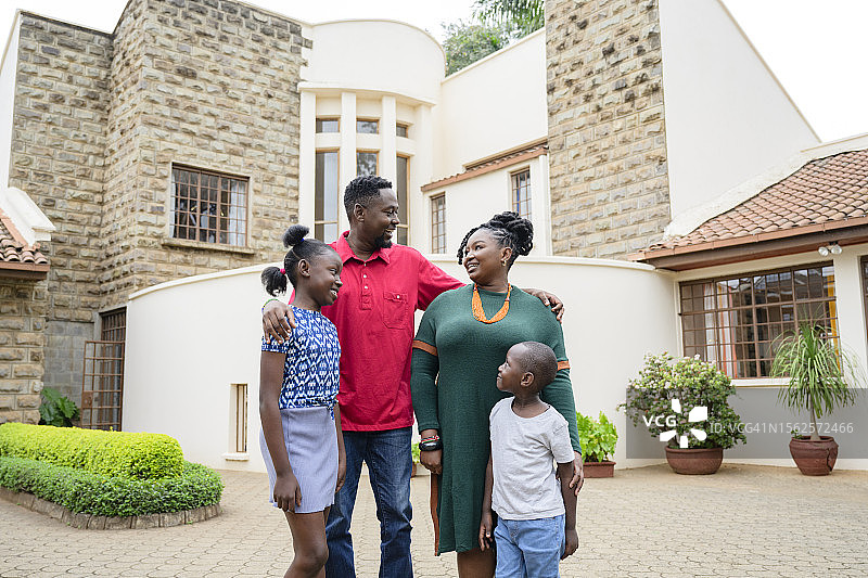 内罗毕的年轻家庭和地中海风格住宅图片素材
